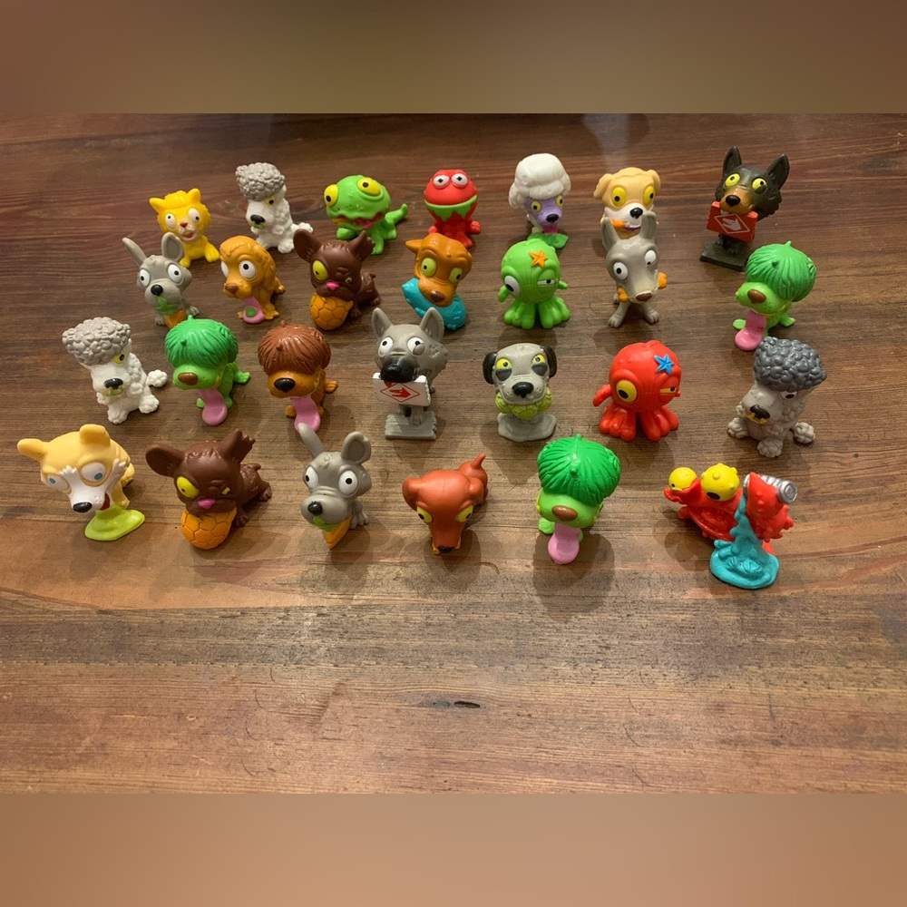 The Ugglys Pet Shop lot of 27 figurines, vintage, very good condition